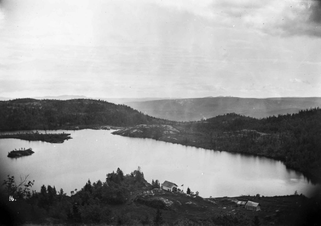 Jakthytta ved ved vestenden av lille Kallingsvann 1890. Fotograf Christian Eyde