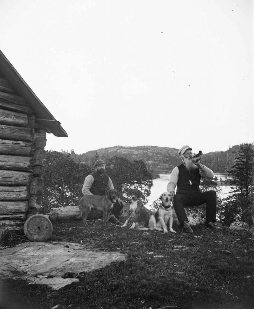 Peter Eyde og H.A.C Sunne ved jakthytta på Kallingsheia. Fotograf Christian Eyde