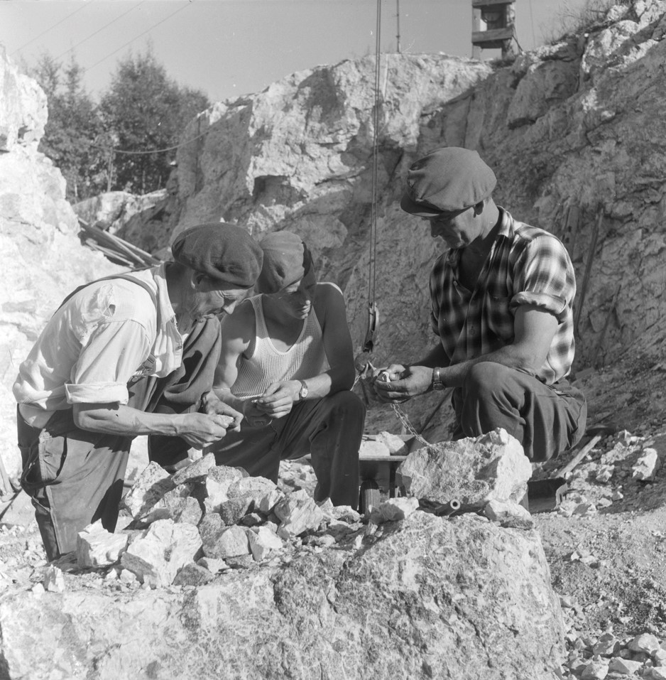 Brødrene Landsverk i en thortveitittgruve i Iveland 1958. Foto: Birger Dannevig
