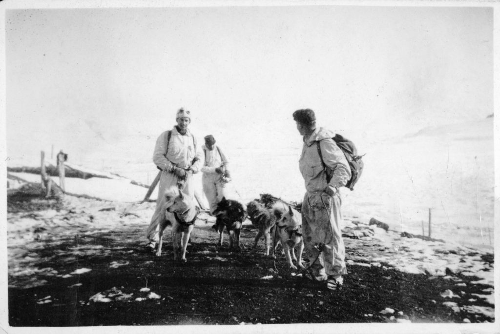 Soldater på tur med trekkhunder på Jan Mayen