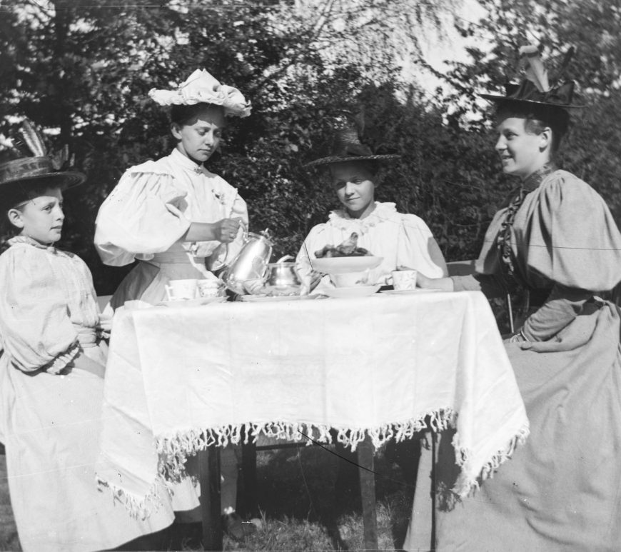 Kaffeslabberas i hagen på Solhaug sommeren 1895