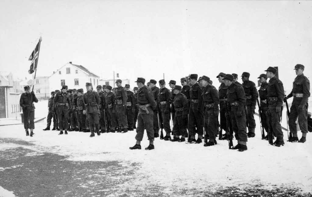 Norske frivillige feirer 17. mai på Island i 1942