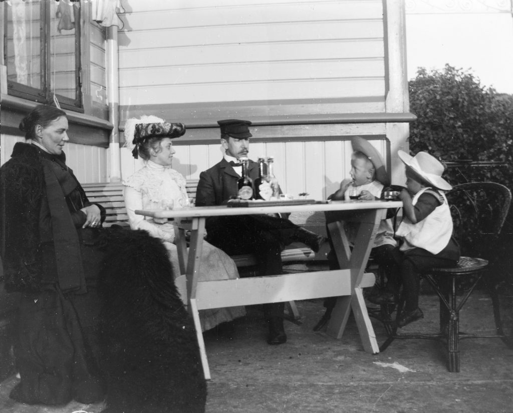 På terrassen på Solhaug i 1903