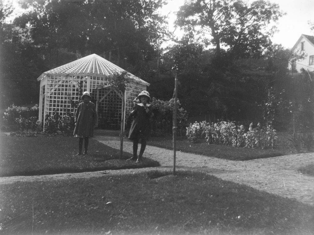 Signe Hammer og Liv Solveig Hammer i hagen på Solhaug, 1918