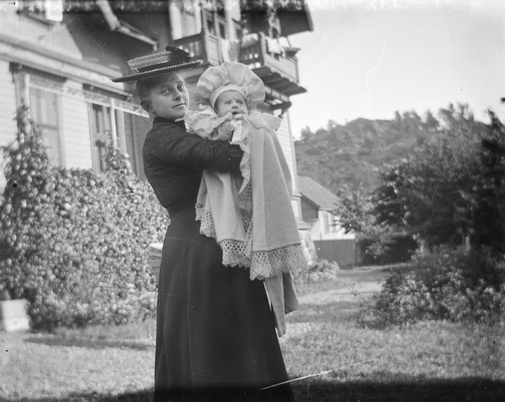 Thyra Hammer med sin førstefødte, Ludvig Emil foran fasaden på Solhaug, august 1899