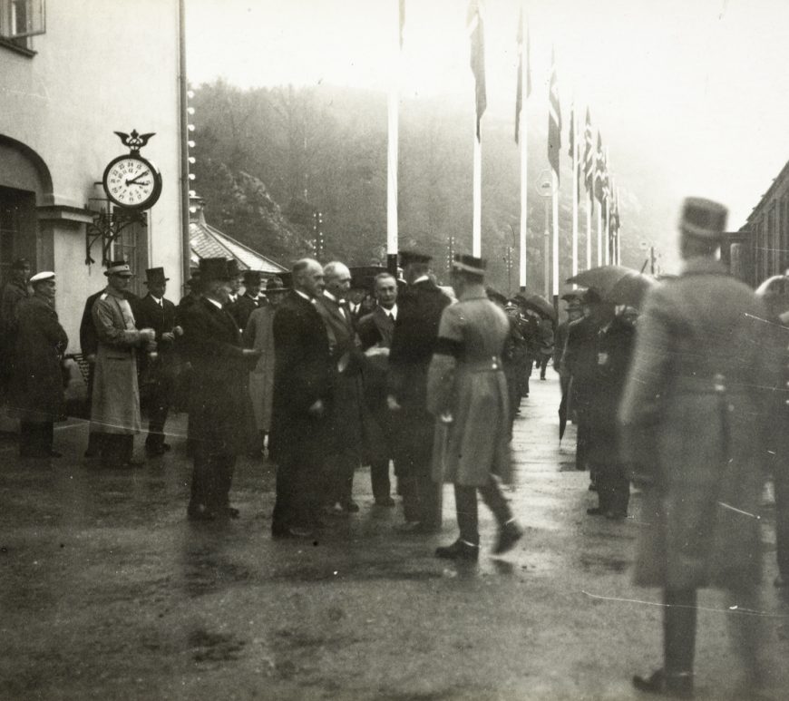Kong Haakon og kronprins Olav ankommer Arendal stasjon 9. november 1935