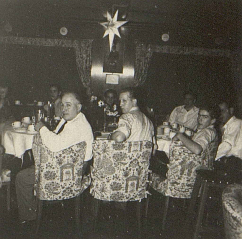 Kaffebordet i salongen på M/T Vardaas julaften 1952