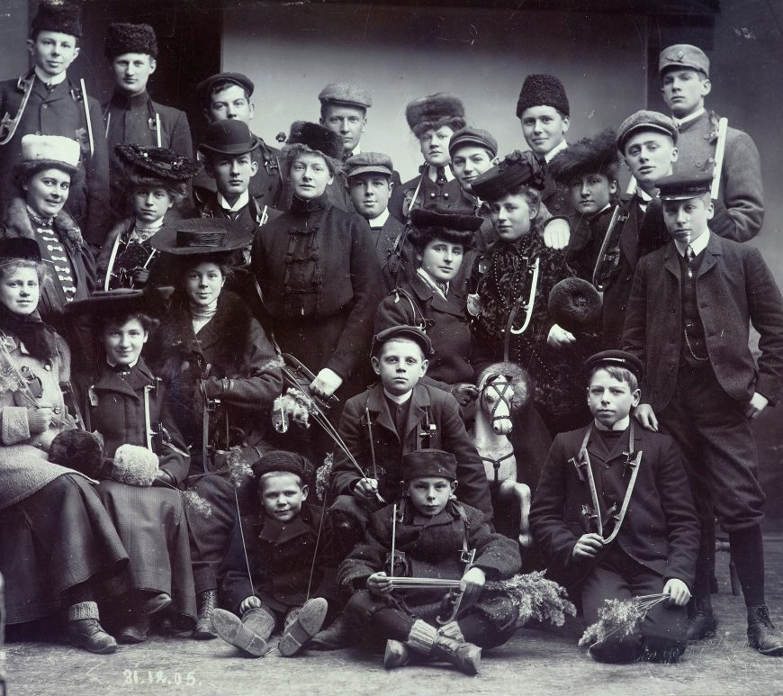 Ungdom og barn fra Arendal med skøyter. Nyttårsaften 1905