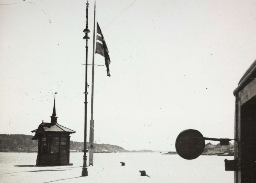 Flagg på halv stang Arendal 17. mai 1940