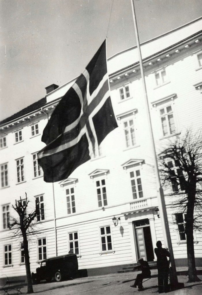 Flagg på halv stang utenfor Arendal rådhus 17. mai 1940