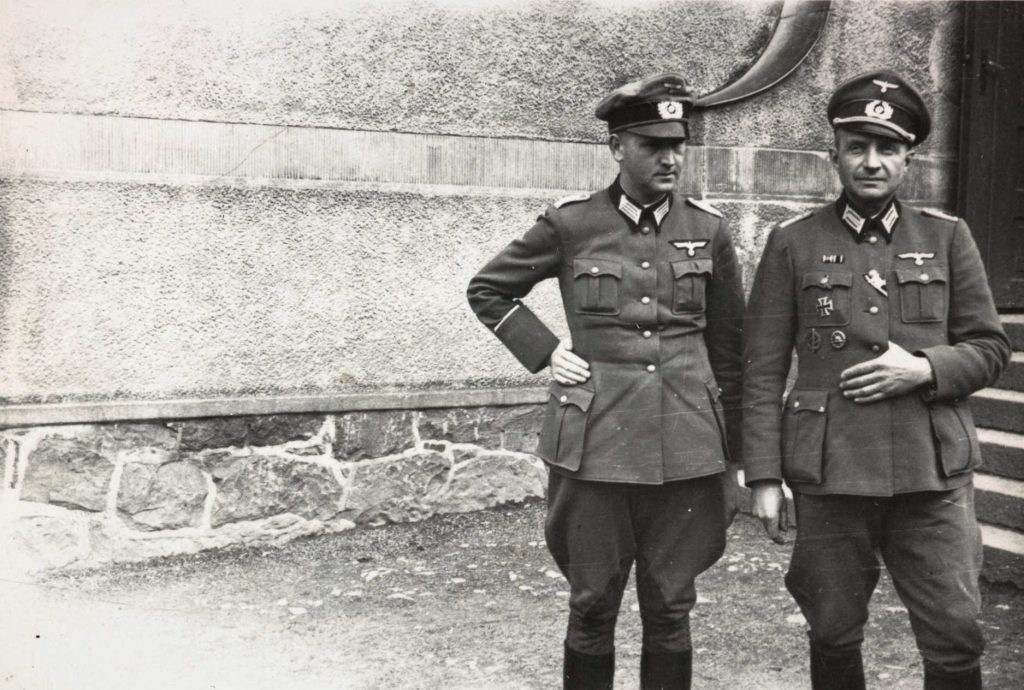 Løytnant von Bredal og rittmester Smith von Wesentahl utenfor Barbu skole