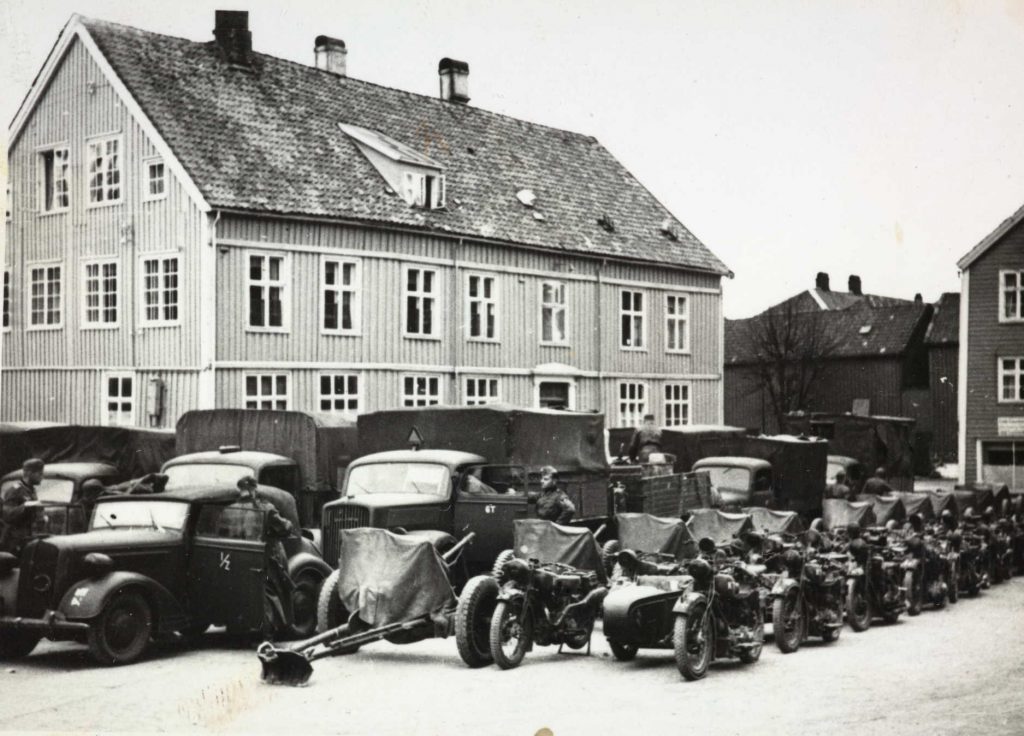 yske motorkjørtøy utenfor Arendal Sparebanks gamle lokaler april 1940
