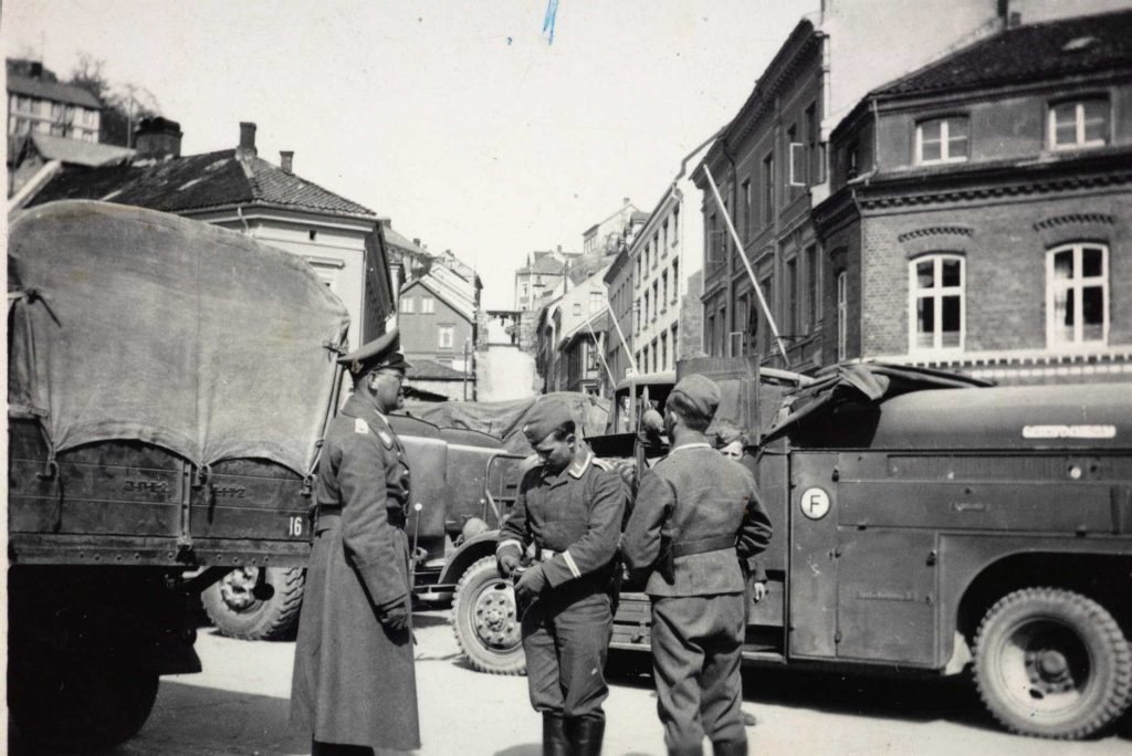 Tyske soldater og materiell på Arendal torv, april 1940