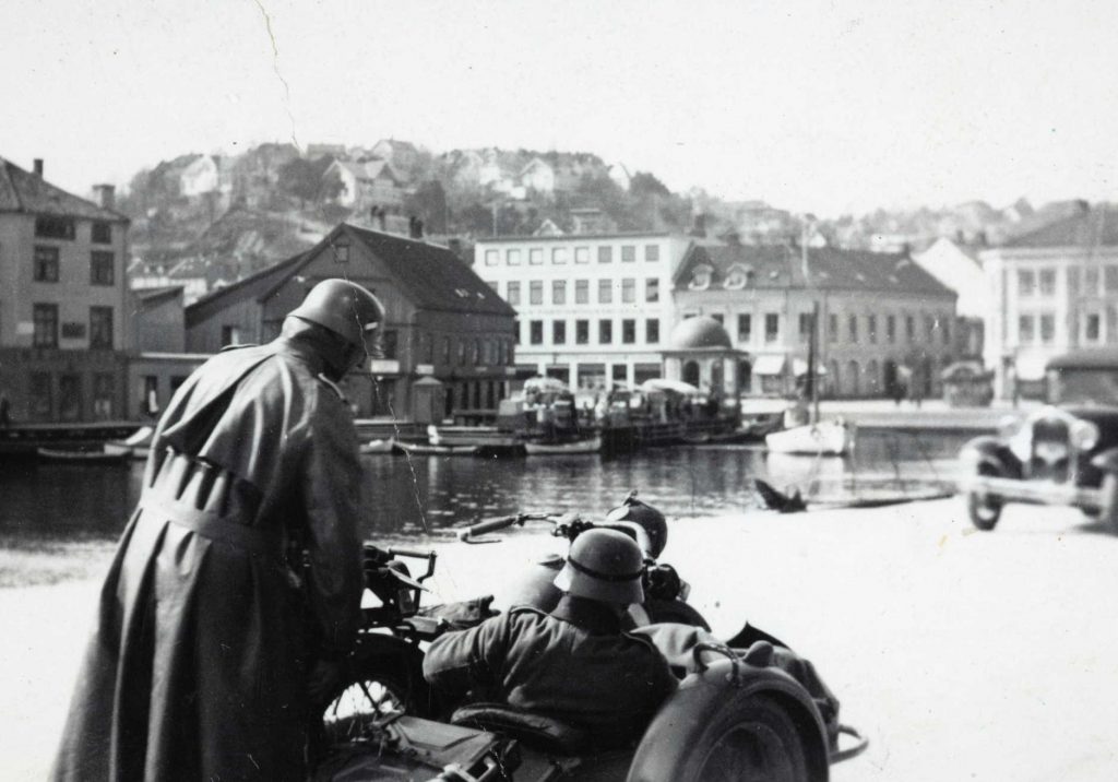 Tyske soldater på motorsykkel ved Pollen i Arendal april 1940