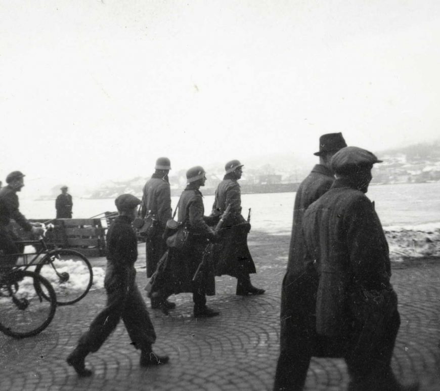 Tyske tropper på Langbrygga 9. april 1940. Foto: Leif Michaelsen