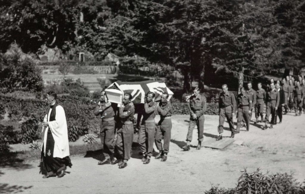 Britisk begravelse på Arendal kirkegård 22.06.1945