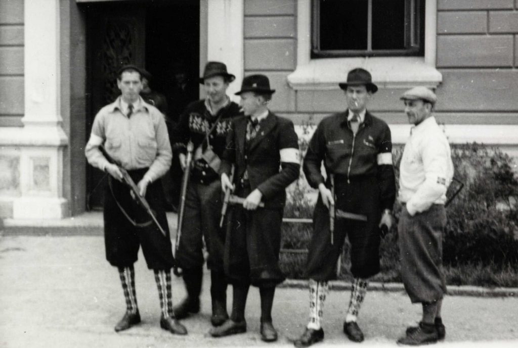 Hjemmestyrker utenfor politikammeret på Tyholmen 09.05.1945