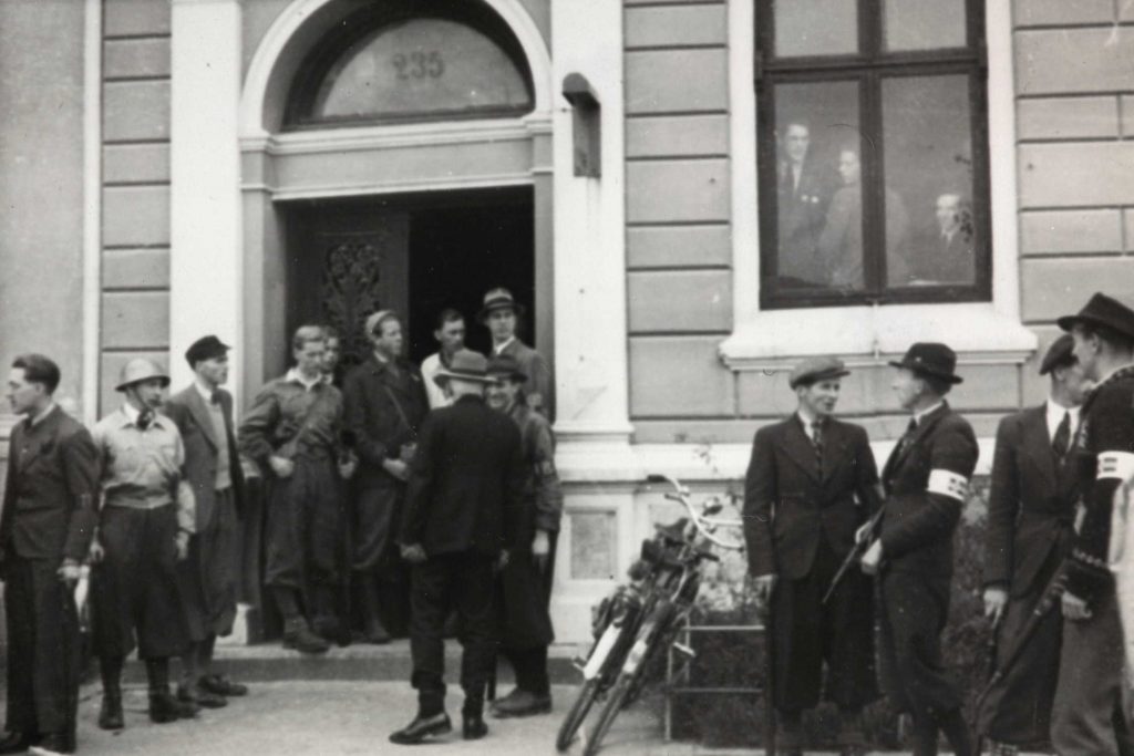 Hjemmestyrker utenfor politikammeret på Tyholmen 09.05.1945