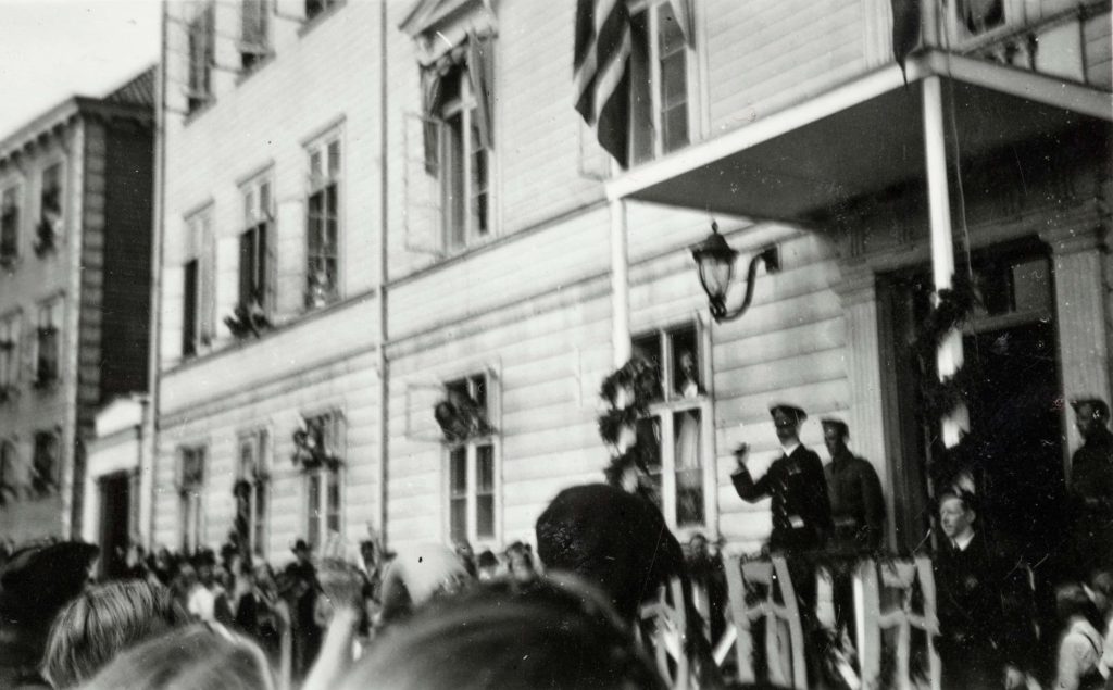 Kong Haakon untenfor Arendal rådhus 30.08.1945