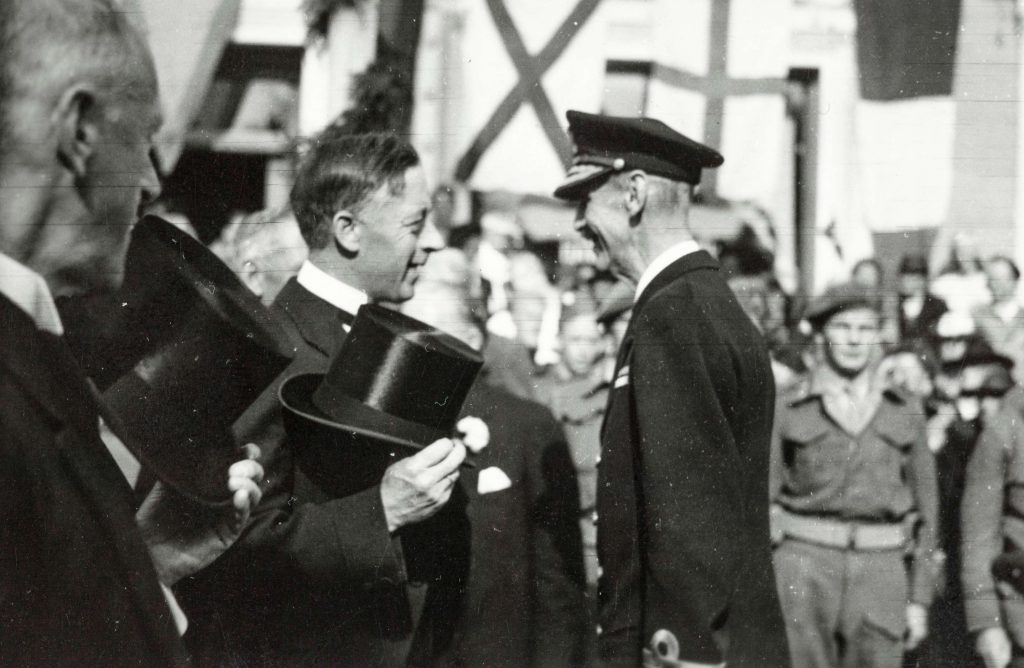 Kong Haakon ønskes velkommen til Arendal 30.08.1945