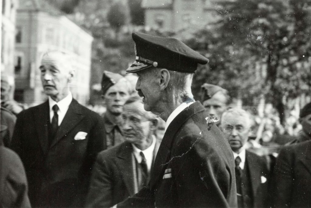 Kong Haakon ønskes velkommen til Arendal 30.08.1945