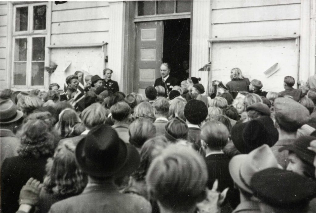 Ordfører Barth utenfor Arendal rådhus 9.05.1945