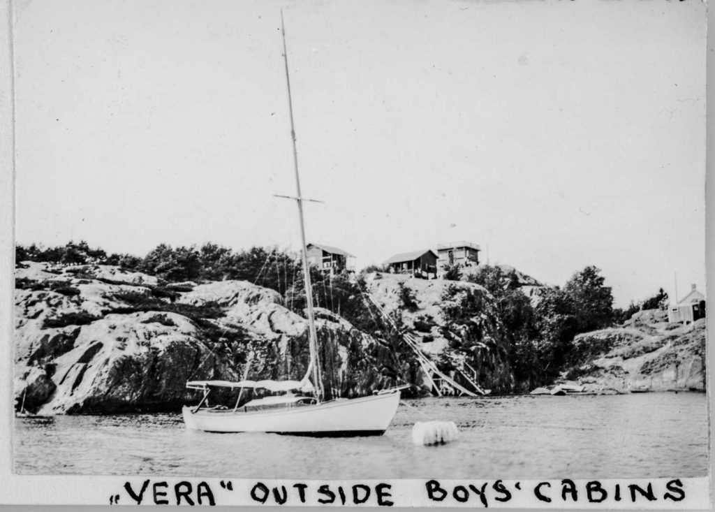 Leirens egen seilbåt Vera. I bakgrunnen skimtes guttas hytter på Batteriheia