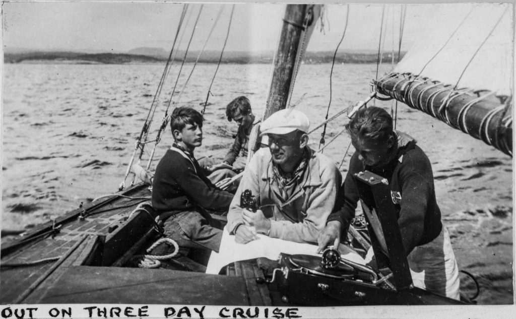 På en tre dags seilas under Sørlandets Sommerleir i Lillesand på 1930-tallet