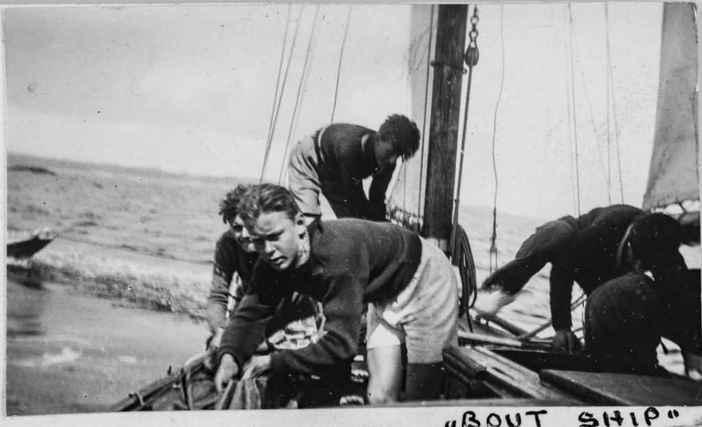 På seiltur under Sørlandets Sommerleir i Lillesand på 1930-tallet