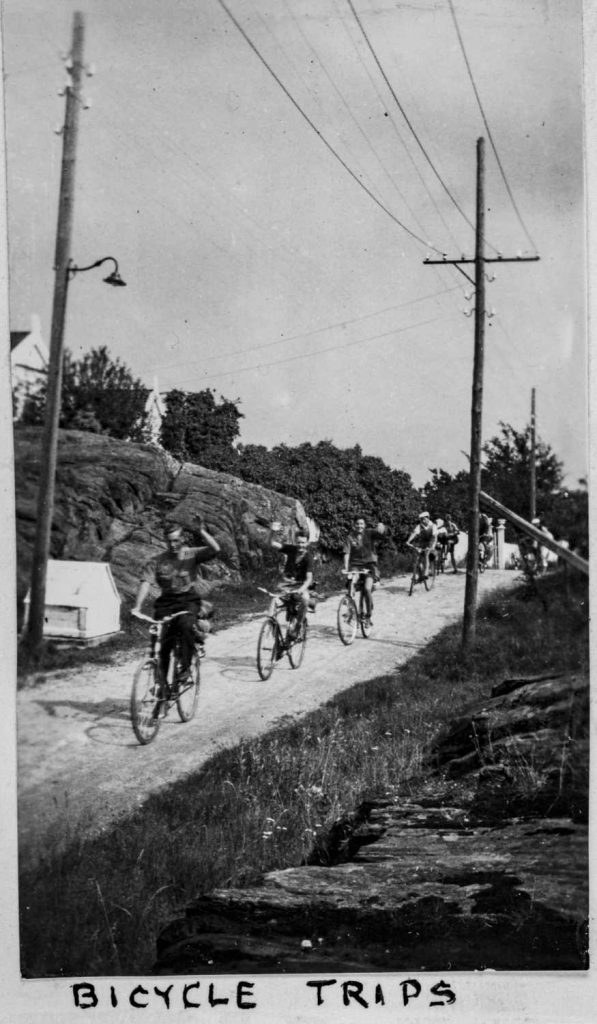 På sykkeltur under Sørlandets Sommerleir i Lillesand på 1930-tallet