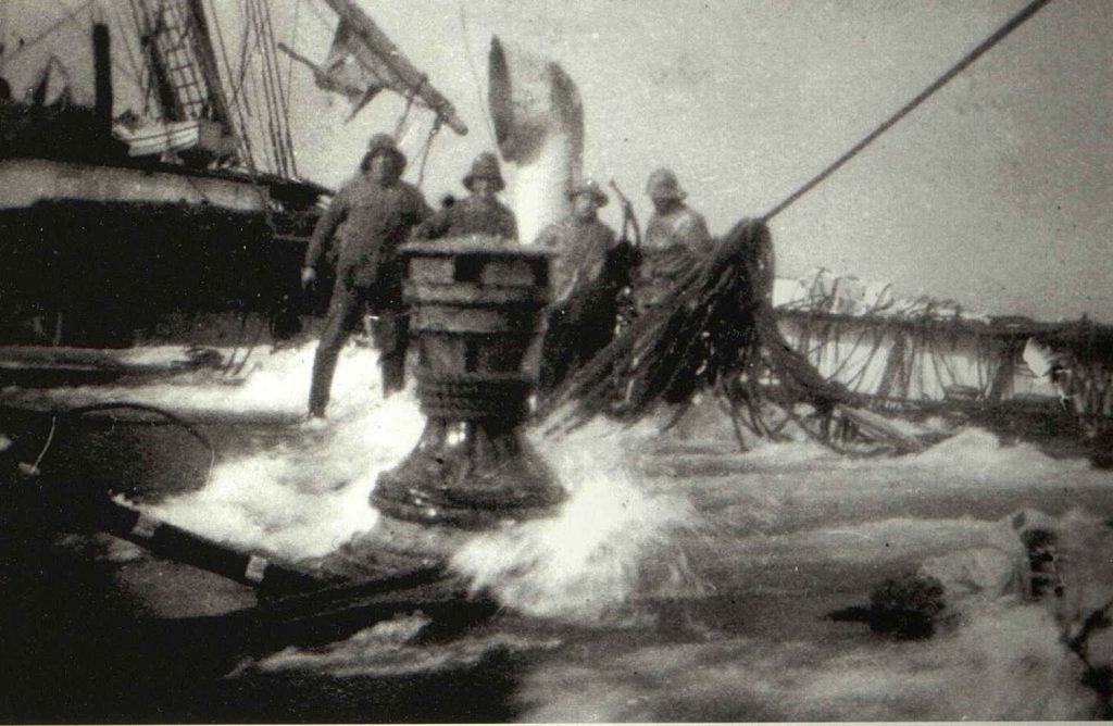 Om bord i "Skaregrøm" under uværet i Atlanterhavet 1926. Fotograf: Thomas (Tom) Bryn