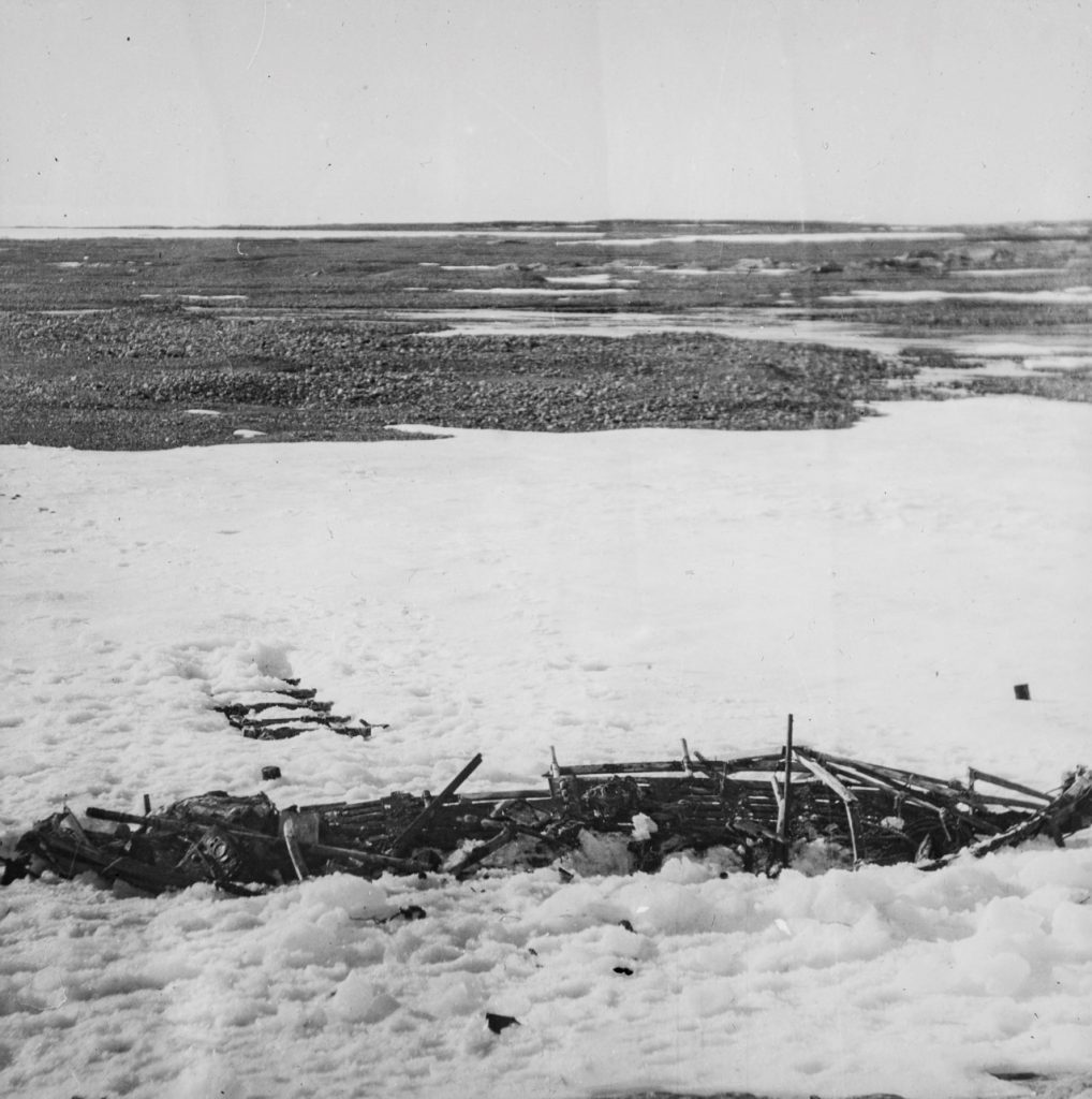 Rester etter S. A. Andrees Nordpolekspedisjon. Funnet på Kvitøya 1930. Foto: Trolig Adolf Sørensen