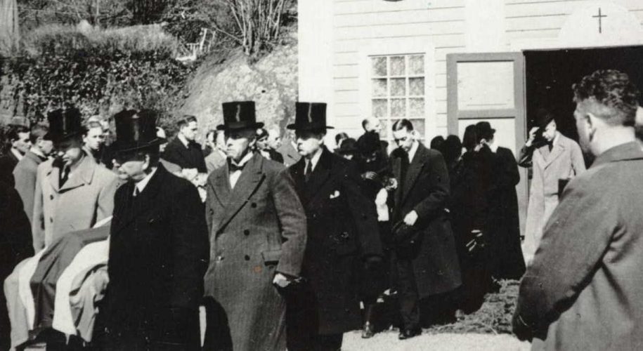 Olav Slettens båre bæres ut av Barbu kapell 25. 04.1940