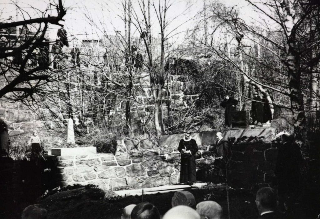 Sogneprest Sigurdsen taler under Olav Slettens gravferd 25. april 1940