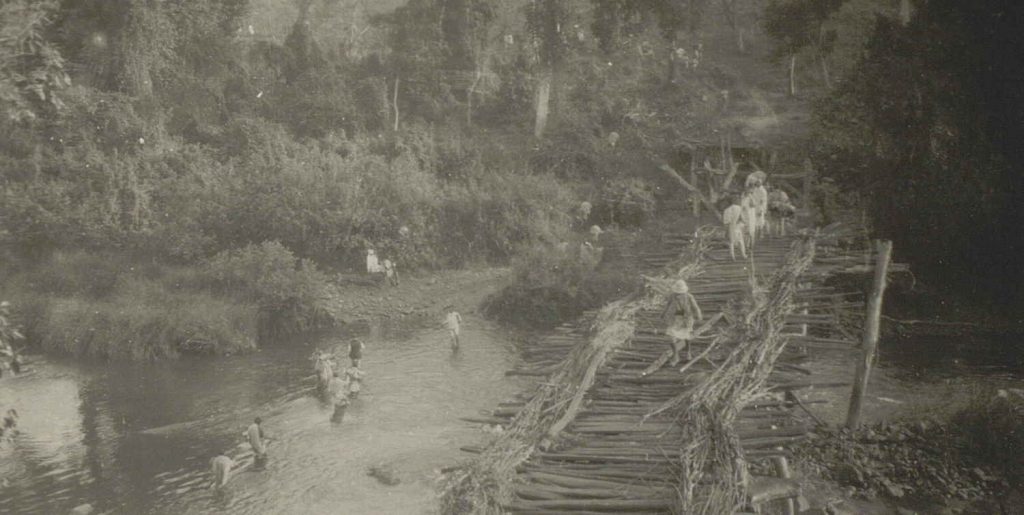 Ekspedisjonen Madji på vei over broen Godjeb 1931