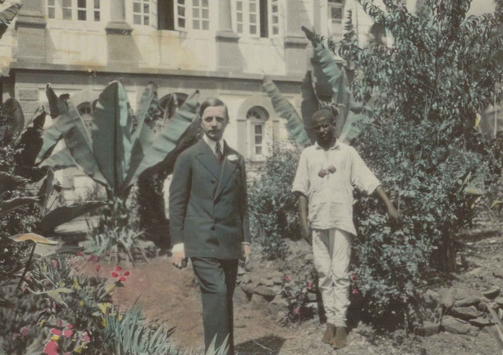 Harald Juell og en av hans tjenere utenfor sitt hjem i Addis Abeba