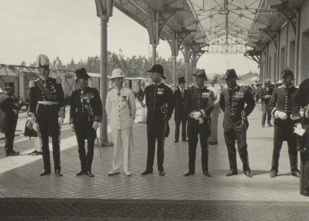 Prominente gjester er ankommet jernbanestasjonen i Addis Abeba 1930