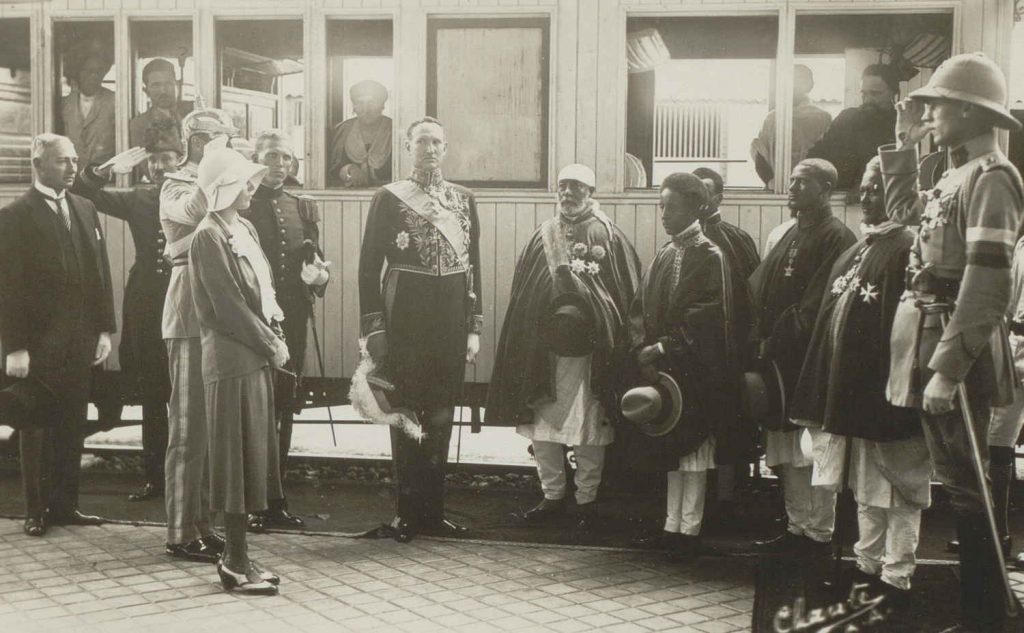 Prominente gjester møtes av kronprins Asfau Vessen på jernbanestasjonen 1930