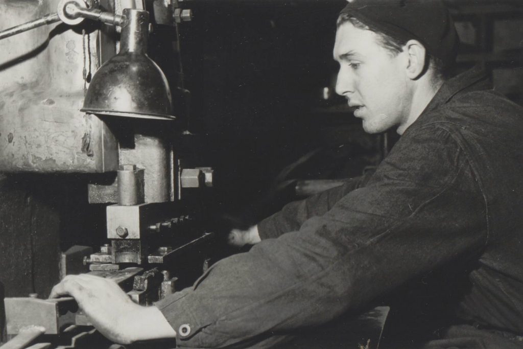 Arbeid ved lokkemaskinen på K.K. Lien rundt 1949. Foto: Birger Dannevig