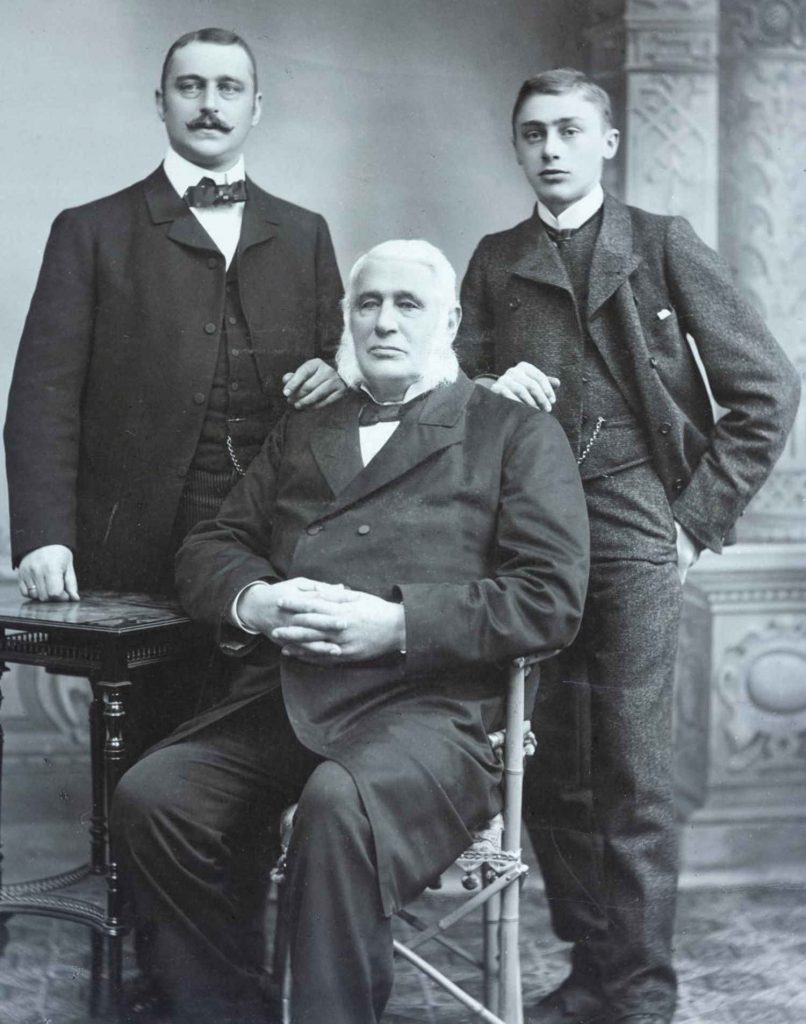 Julius M. Smith med sin sønn Mads og sitt barnebarn Julius M. 1903. Foto. H.P. Nielsen