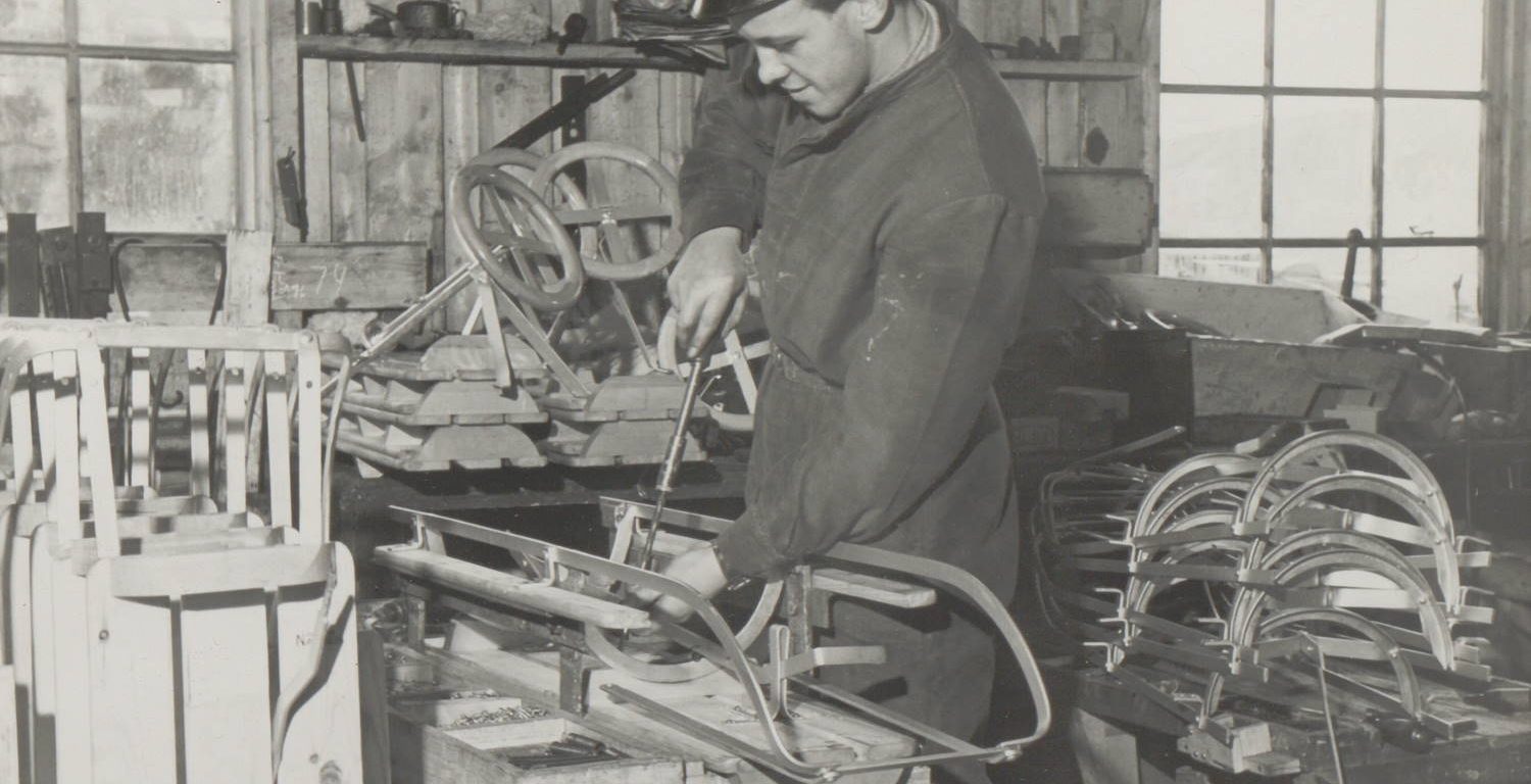 Produksjon av rattkjelker ved K.K. Lien rundt 1949. Foto: Birger Dannevig