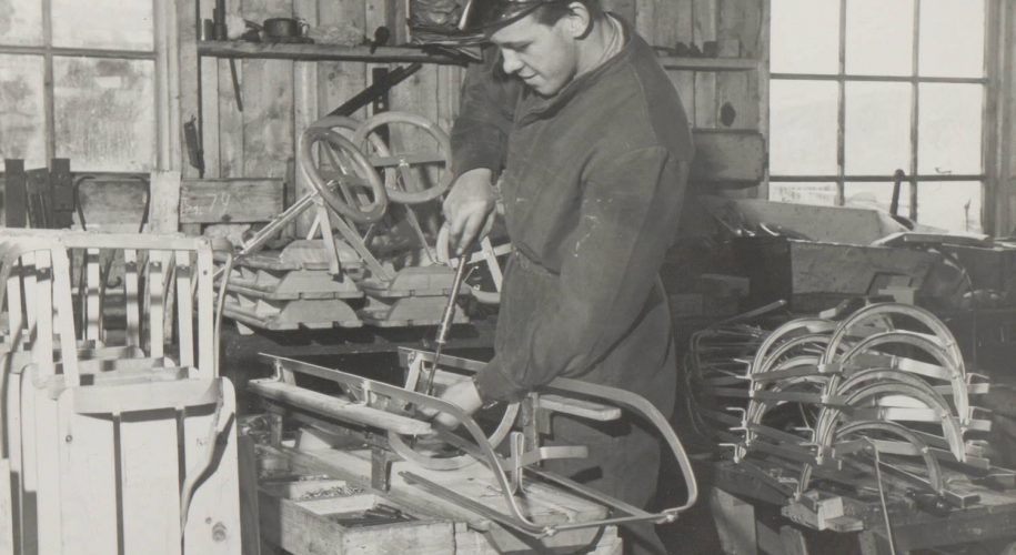 Produksjon av rattkjelker ved K.K. Lien rundt 1949. Foto: Birger Dannevig