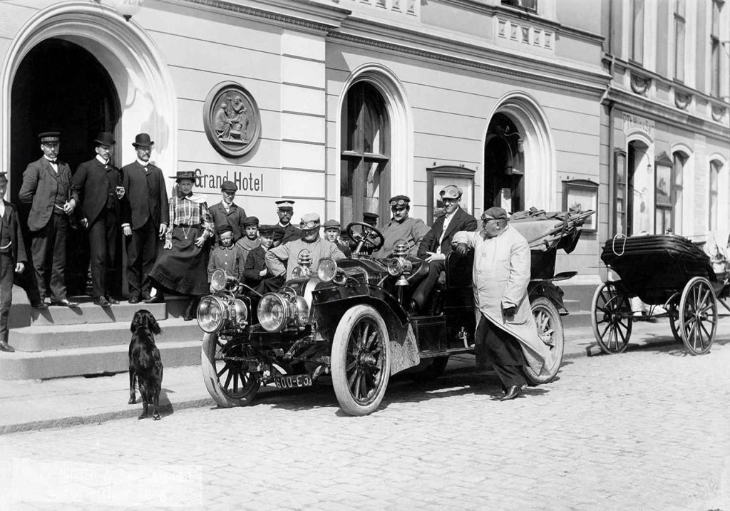 George C. Tylers bil utenfor Grand Hotell i Arendal 19.06.1905