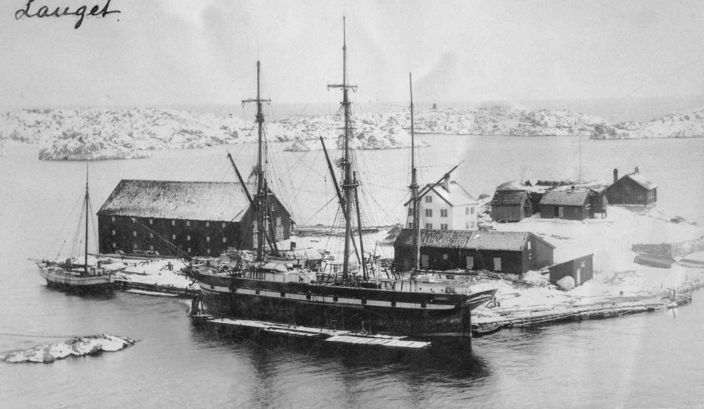 Holmen i Risør ca. 1890 -1910. Bark Lauget ved kai