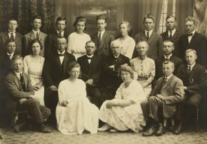 Avgangselever og lærere Lillesand middelskole 1920. Noan Chr. Gauslaa nr 5 fra venstre. Ved hans side Maria Brager