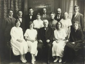 Avgangselever og lærere Lillesand middelskole 1924. Noan Chr. Gauslaa i midten på første rekke. Dora Gauslaa nr 2 fra venstre på andre rekke