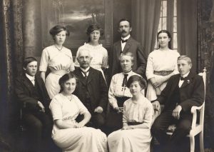 Avgangselever og lærere Lillesand middelskole 1912. Noan Chr. Gauslaa og Maria Brager i midten av bildet