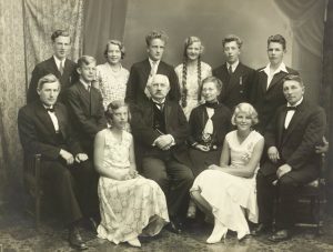 Avgangselever og lærere Lillesand middelskole 1932. Noan Chr. Gauslaa i midten. Ved hans side Dora Gauslaa.