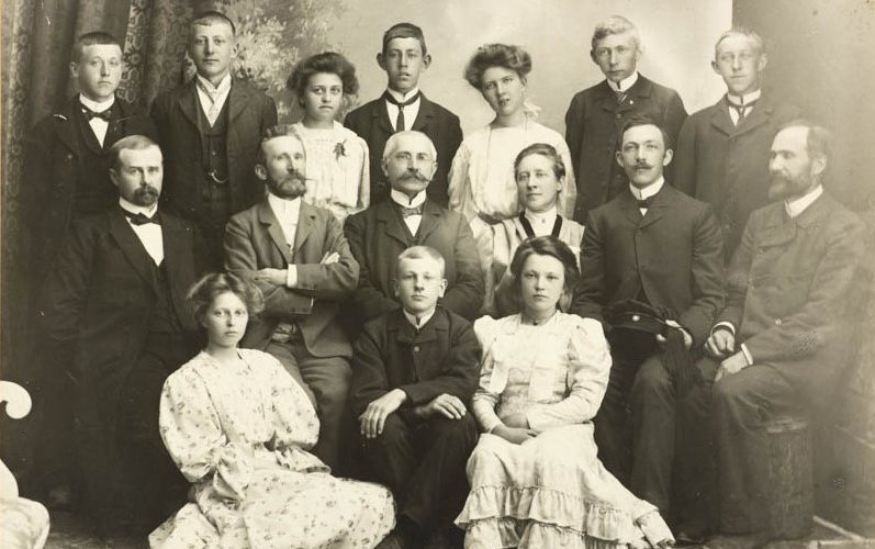 Avgangselever og lærere Lillesand middelskole 1906. Noan Chr. Gauslaa nr 3 fra venstre. Ved hans side Maria Brager