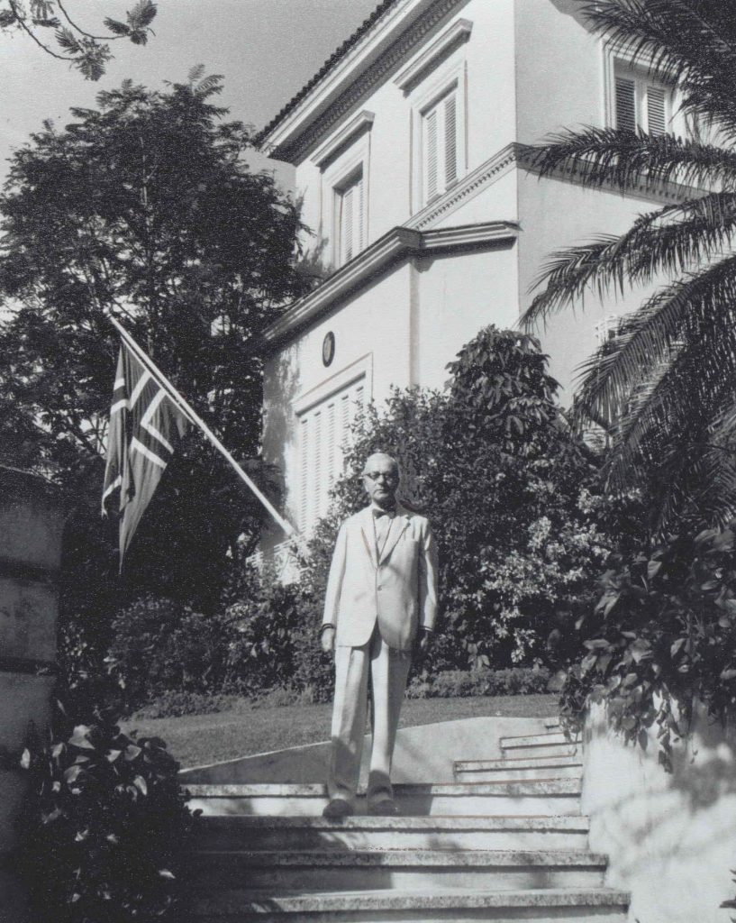 Harald Juell utenfor den norske ambassaden i Havanna
